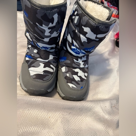 Other - Boys insulated snow boot. Super trendy Camo. Like New. Boys 12.5.